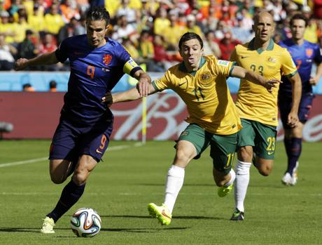 Oar prova disperatamente a fermare Robin van Persie. Ap